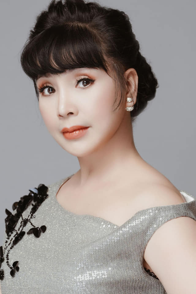 Gương mặt cứng đờ như búp bê của nữ nghệ sĩ bị nghi "dao kéo" khiến nhiều người hâm mộ tiếc nuối cho nét đẹp phúc hậu ngày nào.