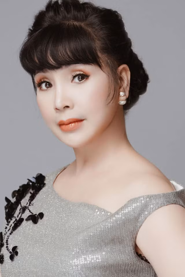 Gương mặt cứng đờ như búp bê của nữ nghệ sĩ bị nghi "dao kéo" khiến nhiều người hâm mộ tiếc nuối cho nét đẹp phúc hậu ngày nào.