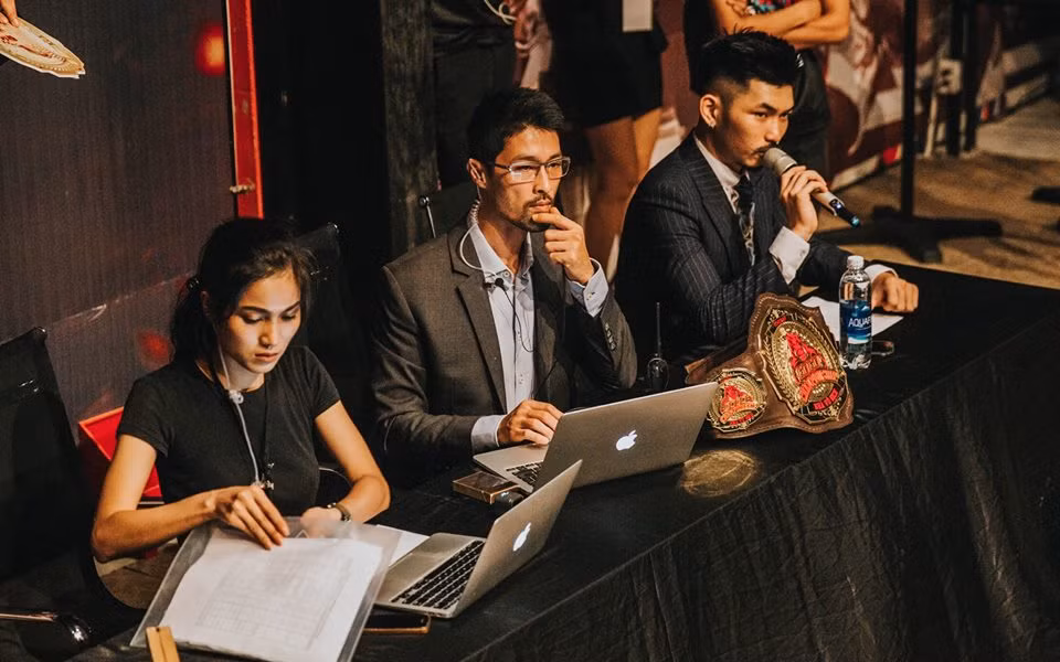 Trên mạng xã hội, nhiều ý kiến tỏ ra bất ngờ với dáng vẻ khác xưa rất nhiều của tài tử 45 tuổi. Anh còn khiến cư dân mạng lo lắng về vấn đề sức khỏe khi sụt cân hơn hẳn. Ảnh: FBNV.