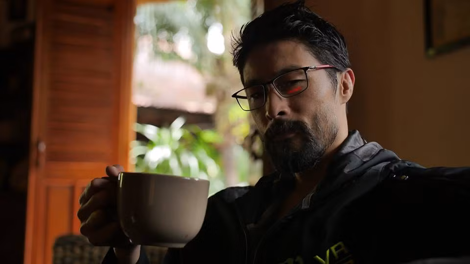 Nam diễn viên "Dòng máu anh hùng" cũng giải thích rằng, do tập trung với đam mê dạy võ, không còn đóng phim nên giảm cân cho nhẹ người.