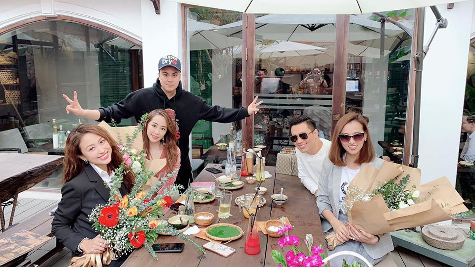 Nữ diễn viên dành thời gian để gặp gỡ những người bạn thân thiết trong showbiz, trong đó có Vân Hugo và Lã Thanh Huyền.