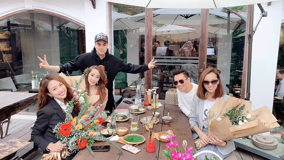 Nữ diễn viên dành thời gian để gặp gỡ những người bạn thân thiết trong showbiz, trong đó có Vân Hugo và Lã Thanh Huyền.