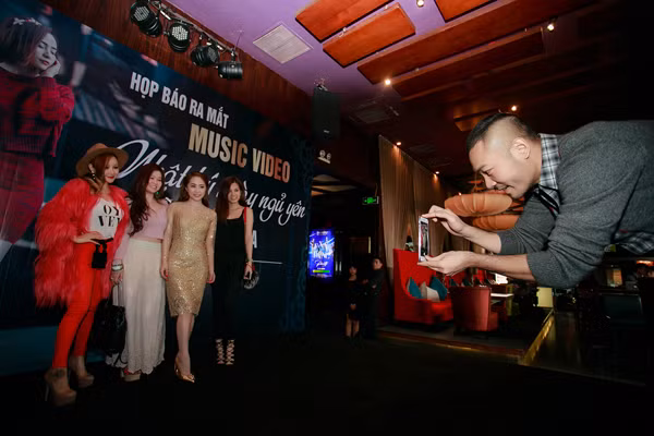 Chia sẻ trên Báo Gia đình &amp; Xã hội, chồng cũ Quỳnh Nga cho biết: "Gần đây tôi cũng theo dõi thông tin. Tôi thấy Nga đã chia sẻ thế là đủ, tôi không muốn chia sẻ sâu hơn về chuyện hôn nhân nữa. Hiện tại cả hai chúng tôi đều đã cân bằng lại cuộc sống, thi thoảng vẫn liên lạc với nhau. Thế là đủ”.