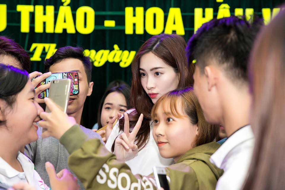 Cô cũng sở hữu một lượng fan không nhỏ nhờ vẻ đẹp như "thần tiên tỷ tỷ".