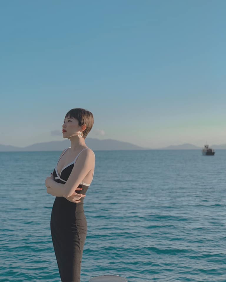 Ngoài ca hát, Tóc Tiên còn đắt show quảng cáo, thường xuyên góp mặt trong các chương trình lớn với nhiều vai trò khác nhau.