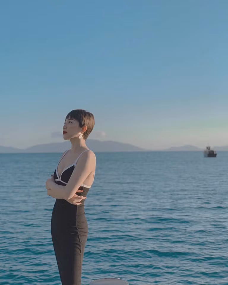 Ngoài ca hát, Tóc Tiên còn đắt show quảng cáo, thường xuyên góp mặt trong các chương trình lớn với nhiều vai trò khác nhau.