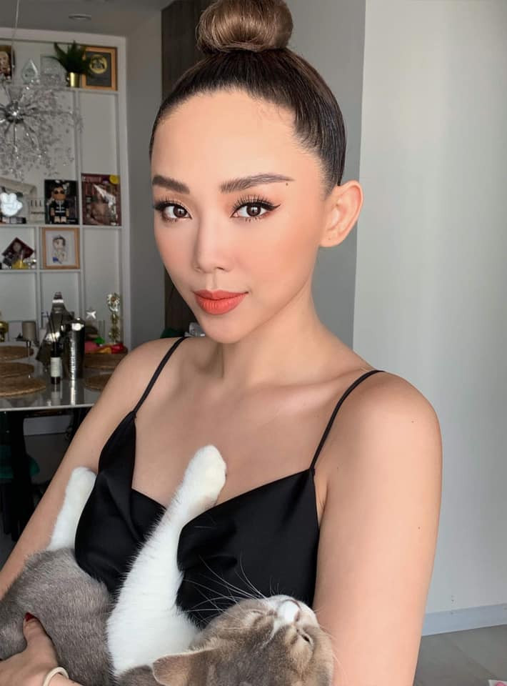 Trên trang cá nhân của mình, Tóc Tiên chịu khó chia sẻ ảnh với phong cách ăn mặc gợi cảm "chết người".