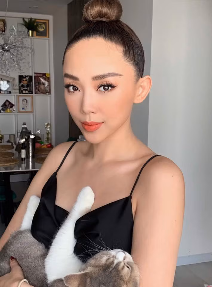 Trên trang cá nhân của mình, Tóc Tiên chịu khó chia sẻ ảnh với phong cách ăn mặc gợi cảm "chết người".