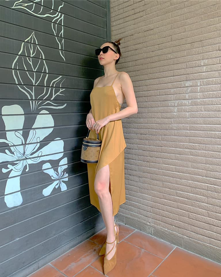 Nữ ca sĩ thoải mái tạo dáng với bikini hay những trang phục cắt xẻ táo bạo.