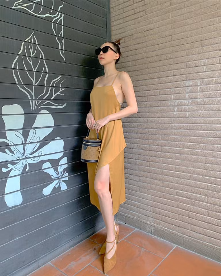 Nữ ca sĩ thoải mái tạo dáng với bikini hay những trang phục cắt xẻ táo bạo.