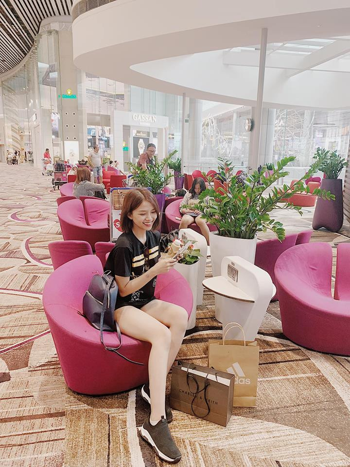 Trên trang cá nhân, Khánh Vy thường xuyên đăng ảnh khoe 3 vòng gợi cảm, đôi chân thon dài, nước da trắng nuột nà.