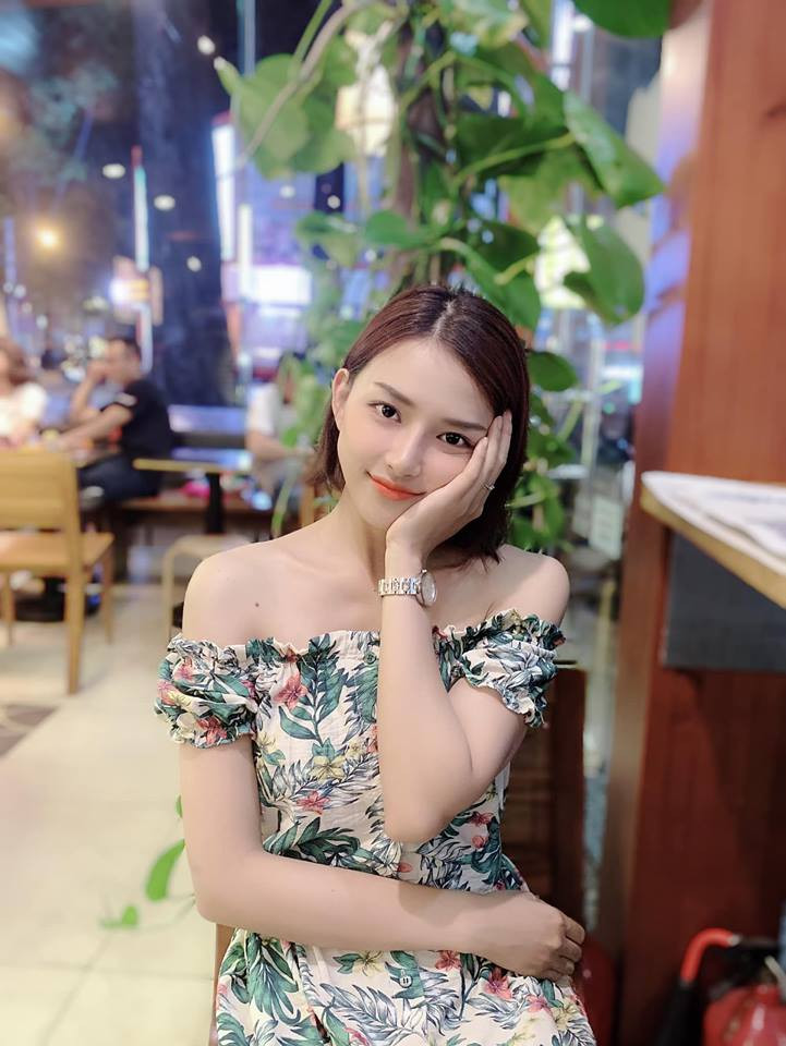 Cô từng theo học chuyên ngành mầm non, trường Cao đẳng Sư phạm Trung ương 2 Nha Trang, những rẽ hướng sang kinh doanh online và theo đuổi công việc của một người mẫu, diễn viên tự do.