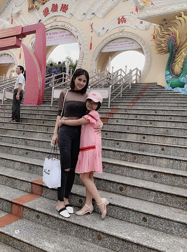 Ngoài thời gian đóng phim, nữ diễn viên đưa con gái đi chơi. Thảo Trang miệt mài làm việc để sớm thực hiện được lời hứa đón con gái về sống chung. Ảnh: FBNV.