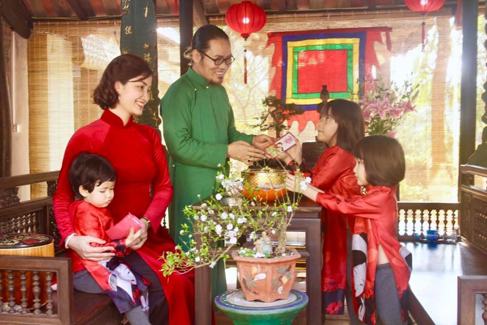 Mỗi năm, nghệ sĩ Vượng Râu đều tận hưởng cái Tết quây quần bên bà xã và 3 cô con gái đáng yêu trong không gian biệt phủ ấm cúng.