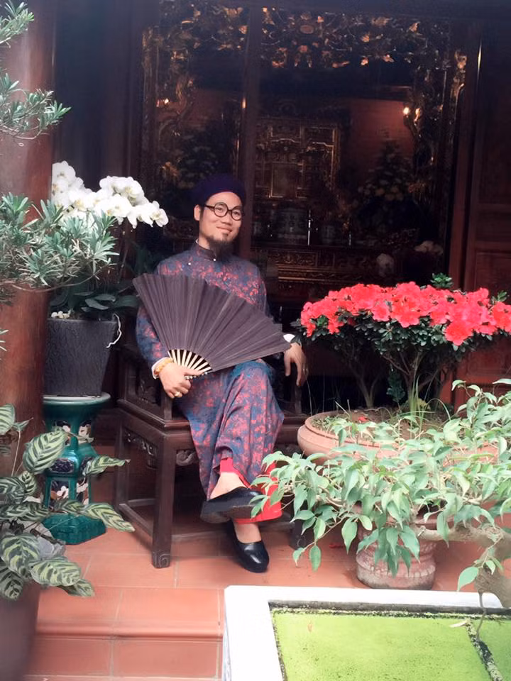 Nghệ sĩ Nguyễn Công Vượng ( Vượng Râu) gắn bó với sân khấu hài miền Bắc từ khá lâu và gặt hái được nhiều thành công trong nghề. Anh quan niệm, mình có được "của ăn của để" cũng là nhờ Tổ nghề "cho ăn lộc".