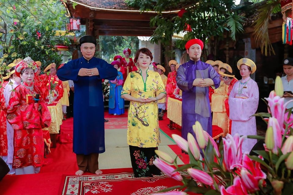 Biệt phủ 10 tỷ của Vượng Râu không chỉ là nơi để các anh chị em nghệ sĩ về dâng hương, tri ân tổ nghiệp mỗi dịp giỗ tổ ngành sân khấu, mà còn là chốn đi về của nam danh hài sau những bộn bề công việc.