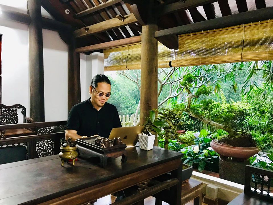 Anh chia sẻ về cuộc sống an yên trong biệt phủ: "Mỗi khi về nhà lòng tôi lại thấy thật thênh thang và nhẹ nhàng. Ở đây tôi chẳng còn bon chen, cũng chẳng còn vật lộn xù lông giữa cuộc đời. Về đây tôi chính là tôi! Thong dong tự tại, quên hết buồn vui. Xung quanh tôi toàn mùi trầm, mùi hương bưởi, toàn mùi hoa đồng gió nội, mộc hương hoa cúc hoa hồng... những mùi thơm ma mị nhang khói đó tôi muốn hít hà thật lâu để khi về nội đô tôi có mơ cũng chẳng thể có".