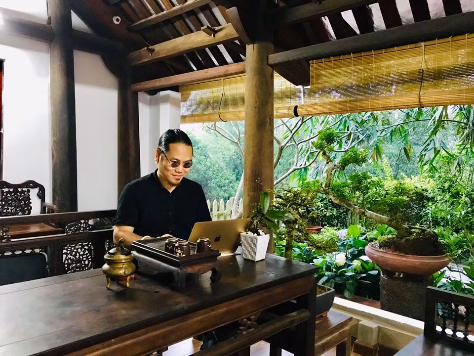 Anh chia sẻ về cuộc sống an yên trong biệt phủ: "Mỗi khi về nhà lòng tôi lại thấy thật thênh thang và nhẹ nhàng. Ở đây tôi chẳng còn bon chen, cũng chẳng còn vật lộn xù lông giữa cuộc đời. Về đây tôi chính là tôi! Thong dong tự tại, quên hết buồn vui. Xung quanh tôi toàn mùi trầm, mùi hương bưởi, toàn mùi hoa đồng gió nội, mộc hương hoa cúc hoa hồng... những mùi thơm ma mị nhang khói đó tôi muốn hít hà thật lâu để khi về nội đô tôi có mơ cũng chẳng thể có".