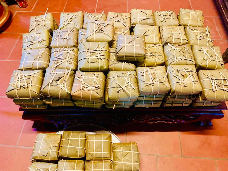 Vào mỗi dịp quan trọng, nam danh hài thường tự tay gói bánh chưng ngay ở sân phủ.