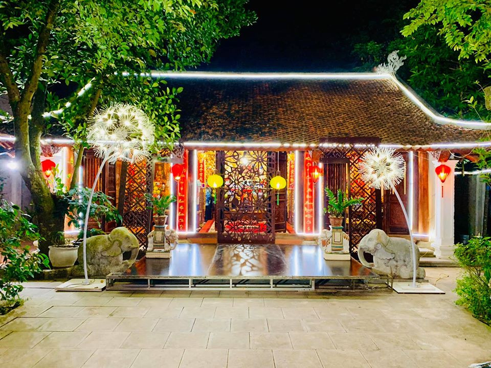 Không gian Thiên trường vọng phủ của Vượng râu đậm chất văn hóa Việt, tạo cảm giác yên bình và ấm cúng. Công trình được làm bằng nhiều loại gỗ quý như gỗ lim, cẩm lai và sến...