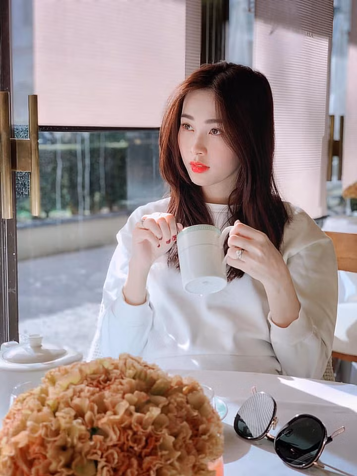 Sau khi kết hôn với doanh nhân Trung Tín vào tháng 10/2017, Hoa hậu Đặng Thu Thảo thường xuyên khoe ảnh cuộc sống gia đình hạnh phúc. Đặc biệt là sau khi cô sinh con gái đầu lòng cho chồng đại gia vào tháng 3/2018.