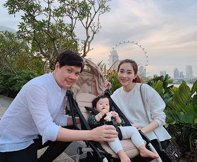 Ông xã Hoa hậu Đặng Thu Thảo thường xuyên hỗ trợ vợ trong việc chăm sóc con mỗi khi cô bận công việc.