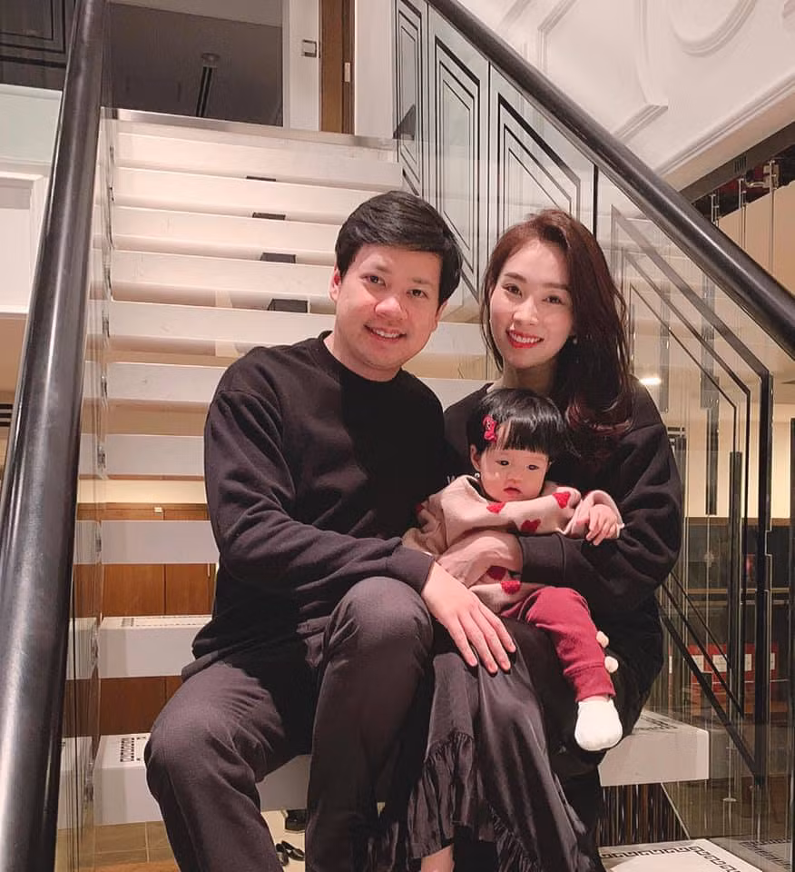 Người đẹp gốc Bạc Liêu chăm chỉ lưu giữ các khoảnh khắc đặc biệt của gia đình, như bức ảnh cả gia đình đón năm mới đầu tiên của con gái.