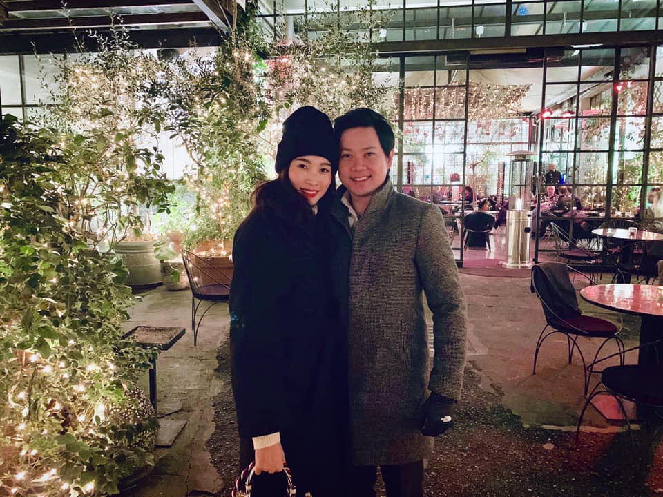 Ngày 14/2 vừa qua, Hoa hậu Đặng Thu Thảo và chồng đại gia còn có chuyến đi du lịch châu Âu nhân kỷ niệm này Lễ tình nhân. Cô đăng bức ảnh ôm chặt ông xã cùng lời xưng hô ngọt ngào "Chụp với anh bạn trai".