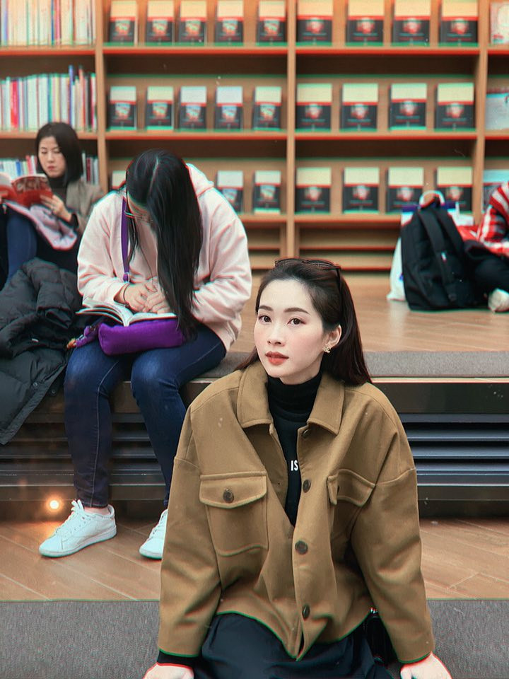 "Đi đâu có người tình trăm năm chụp cho thật thích", người đẹp không ngại dành những lời mật ngọt cho ông xã khi anh là người thực hiện cho cô những bức ảnh đẹp.