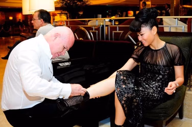 Không chỉ giàu có, Thu Minh còn được ông xã Otto De Jager rất mực cưng chiều. Anh thường xuyên tháp tùng bà xã trong những chuyến lưu diễn và dành cho cô sự quan tâm, chăm sóc ân cần.