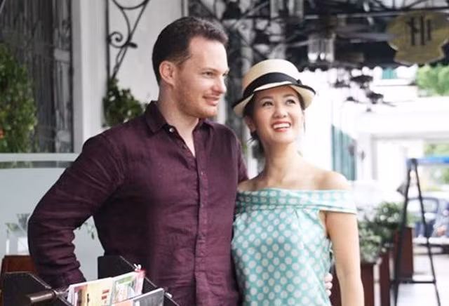 Đang có cuộc hôn nhân êm đềm và hạnh phúc bên ông xã doanh nhân người Mỹ Kevin Gilmore và hai thiên thần nhỏ, thì bỗng tháng 6/2018, diva Hồng Nhung khiến nhiều người bất ngờ khi tuyên bố đã ly hôn. Thời điểm ấy, nữ ca sĩ đã đau khổ và khóc rất nhiều.