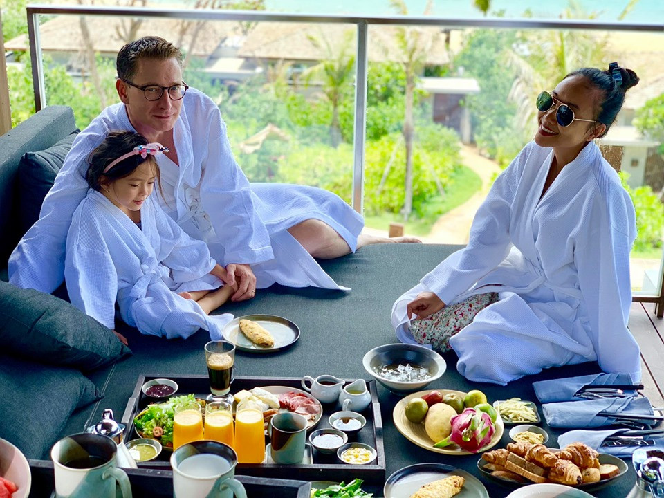 Sau 7 năm bên nhau, vợ chồng Đoan Trang vẫn mặn nồng như thuở mới yêu. Dù bận rộn nhưng ông xã vẫn thường xuất hiện cùng nữ ca sĩ trong các sự kiện giải trí, cũng như dành thời gian chăm sóc cho cô con gái đang tuổi lớn.