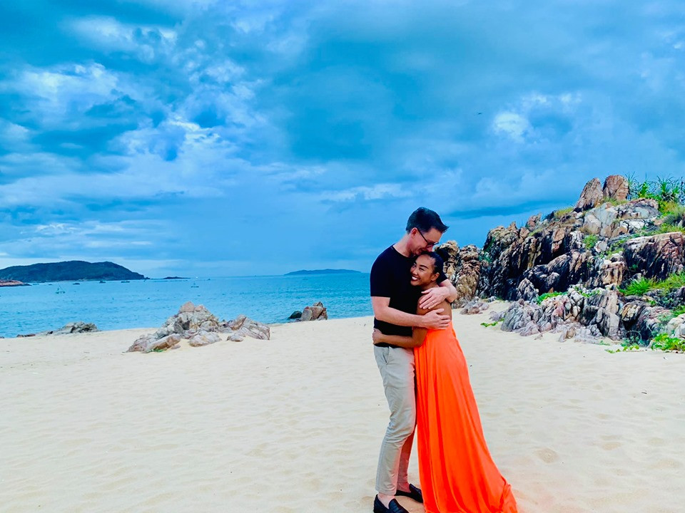 Cũng như Thu Minh, ca sĩ Đoan Trang kết hôn muộn ở tuổi 35 nhưng hạnh phúc viên mãn. Ông xã của nữ ca sĩ sinh năm 1978 là doanh nhân gốc Thụy Điển Johan Wicklund. Anh là tổng giám đốc của một thương hiệu mỹ phẩm nổi tiếng.