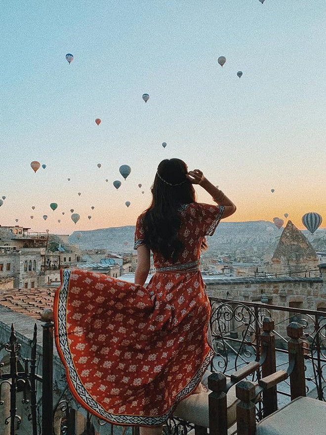 Á hậu Phương Nga khoe ảnh ngắm khinh khí cầu tại Thổ Nhĩ Kỳ. Ảnh: FBNV.