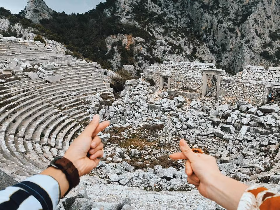 "Cậu - mợ" công khai "bắn tim" thế này bảo sao fan không ghen tỵ?