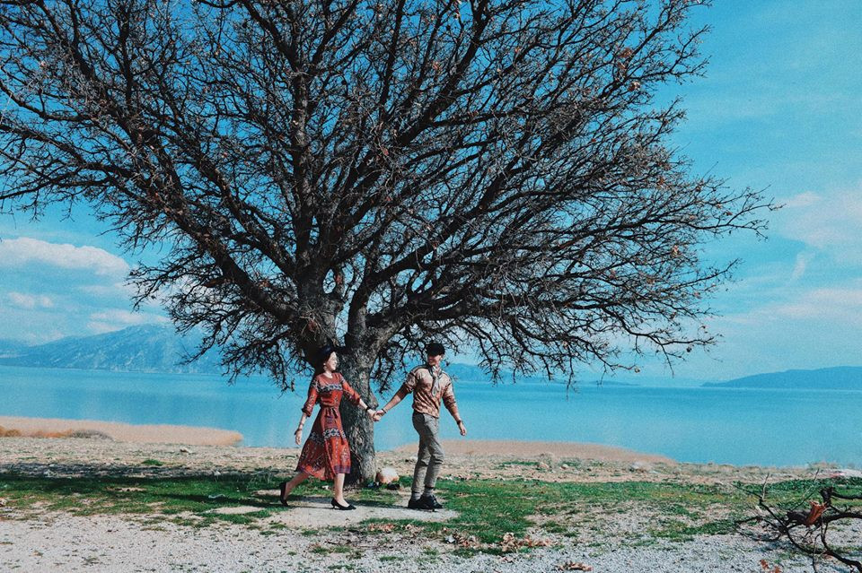 "Chạy đi chạy lại trên một đoạn đường nào đó giữa Antalya và Konya (Thổ Nhĩ Kỳ)", Á hậu Phương Nga chú thích cho bức ảnh lãng mạn.