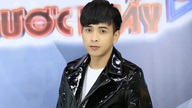 Khác với hình ảnh đậm chất "ngơ" thường thấy của giọng ca "Không cảm xúc", Hồ Quang Hiếu khiến fan không khỏi sốc khi tiết lộ quá khứ thời chưa làm ca sĩ từng lừa bạn bè để vay tiền và quỵt nợ, thậm chí từng đi trấn tiến, bảo kê, điều phối "gái bia ôm",...