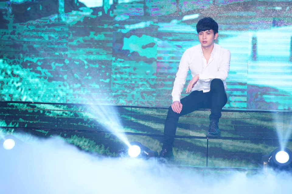 Điều đó không có nghĩa nam ca sĩ cổ vũ các bạn trẻ làm việc xấu, chỉ là nếu ai có sai lầm thì cố vượt qua.