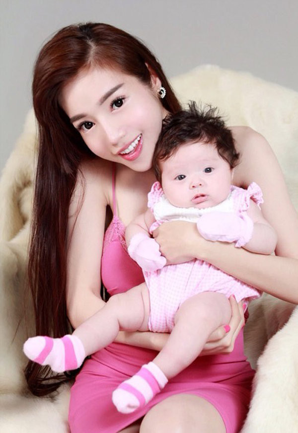 Cuối năm 2014, Elly Trần khiến fan "ngã ngửa" khi xác nhận đã lên chức mẹ được hơn 2 tháng sau thời gian "giấu kín như bưng" chuyện mang thai. Con gái đầu lòng của cô tên là Cadie Mộc Trà.