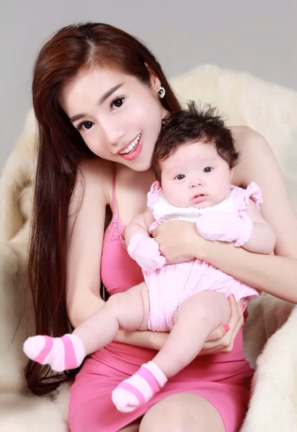 Cuối năm 2014, Elly Trần khiến fan "ngã ngửa" khi xác nhận đã lên chức mẹ được hơn 2 tháng sau thời gian "giấu kín như bưng" chuyện mang thai. Con gái đầu lòng của cô tên là Cadie Mộc Trà.