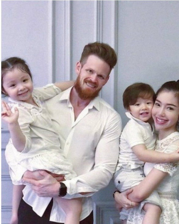 Mãi đến đầu năm nay, thông tin ông xã Elly Trần mới lộ diện. Theo thông tin lan truyền, ông xã cựu hot girl mang quốc tịch Mỹ và có nhiều năm làm việc trong lĩnh vực thể hình tại Việt Nam.