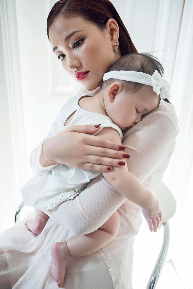 Maya giữ kín chuyện mang bầu và âm thầm vượt cạn một mình tại Mỹ vào cuối tháng 1/2015. Khi con gái Bồ Câu được 3 tháng tuổi, nữ ca sĩ mới thông báo tin vui đến công chúng.