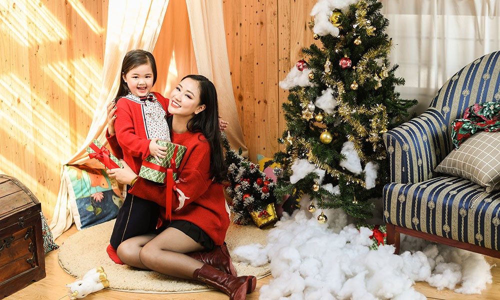 Bỏ mặc đằng sau những đồn đoán quanh việc con gái của Maya chính là kết quả mối tình chóng vánh giữa cô và đại gia đã có vợ, giọng ca sinh năm 1988 chọn cuộc sống làm mẹ đơn thân. Cô dồn tâm sức cho con gái, nghệ thuật và công việc.