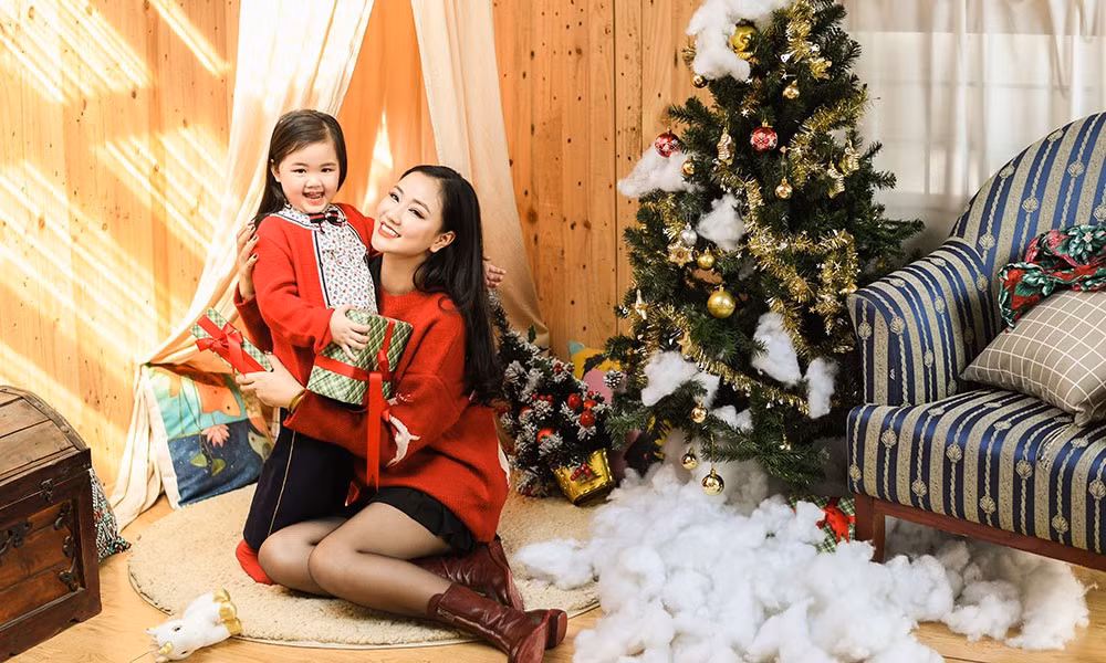 Bỏ mặc đằng sau những đồn đoán quanh việc con gái của Maya chính là kết quả mối tình chóng vánh giữa cô và đại gia đã có vợ, giọng ca sinh năm 1988 chọn cuộc sống làm mẹ đơn thân. Cô dồn tâm sức cho con gái, nghệ thuật và công việc.