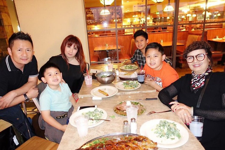 Không chỉ thường xuyên hỏi han, mỗi năm Bằng Kiều chi khoảng 100.000 USD (hơn 2 tỷ đồng) để chu cấp cho vợ cũ và 3 con trai. Nam ca sĩ còn đưa vợ cũ và các con đi du lịch để hâm nóng tình cảm. Cả hai cũng thường xuyên xuất hiện chung trong những sự kiện quan trọng cùng nhau.