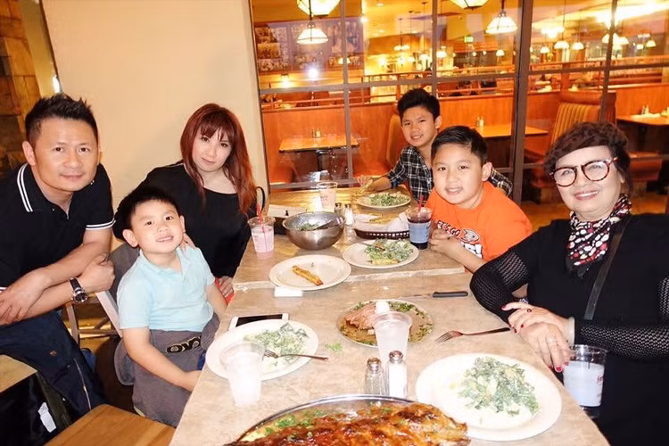 Không chỉ thường xuyên hỏi han, mỗi năm Bằng Kiều chi khoảng 100.000 USD (hơn 2 tỷ đồng) để chu cấp cho vợ cũ và 3 con trai. Nam ca sĩ còn đưa vợ cũ và các con đi du lịch để hâm nóng tình cảm. Cả hai cũng thường xuyên xuất hiện chung trong những sự kiện quan trọng cùng nhau.