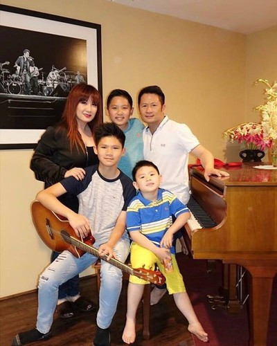 Dù ly hôn vì không tìm được tiếng nói chung trong cuộc sống nhưng 3 cậu con trai thông minh, ngoãn ngoãn chính là sợ dây gắn kết mối quan hệ giữa Bằng Kiều và Trizzie Phương Trinh sau chia tay.