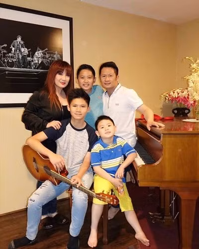 Dù ly hôn vì không tìm được tiếng nói chung trong cuộc sống nhưng 3 cậu con trai thông minh, ngoãn ngoãn chính là sợ dây gắn kết mối quan hệ giữa Bằng Kiều và Trizzie Phương Trinh sau chia tay.