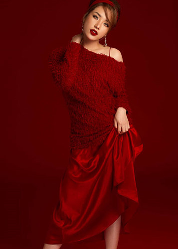 Giữa ồn áo xù nợ, Khánh Phương hứa hẹn sẽ giải quyết sự việc trong sự vui vẻ và xin Thùy Trang gỡ status đòi nợ.