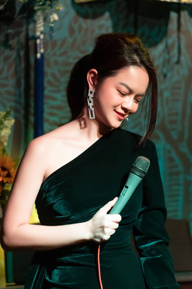 Trò chuyện trong chương trình Ngồi xuống uống trà được phát trên Kinglive mới đây, giọng ca "Bụi bay vào mắt" có chia sẻ rằng cô luôn nói với chồng cũ Quang Huy là trước mặt con thì phải biết ứng xử, không được cãi nhau, không được lớn tiếng tranh luận gì hết, phải im lặng. Mọi thứ để lúc khác nói. Ảnh: Hai Nguyen.